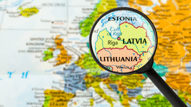 Pasaules karte ar pietuvinu lupu uz kartē atzīmētu Latvijas valsts kontūras