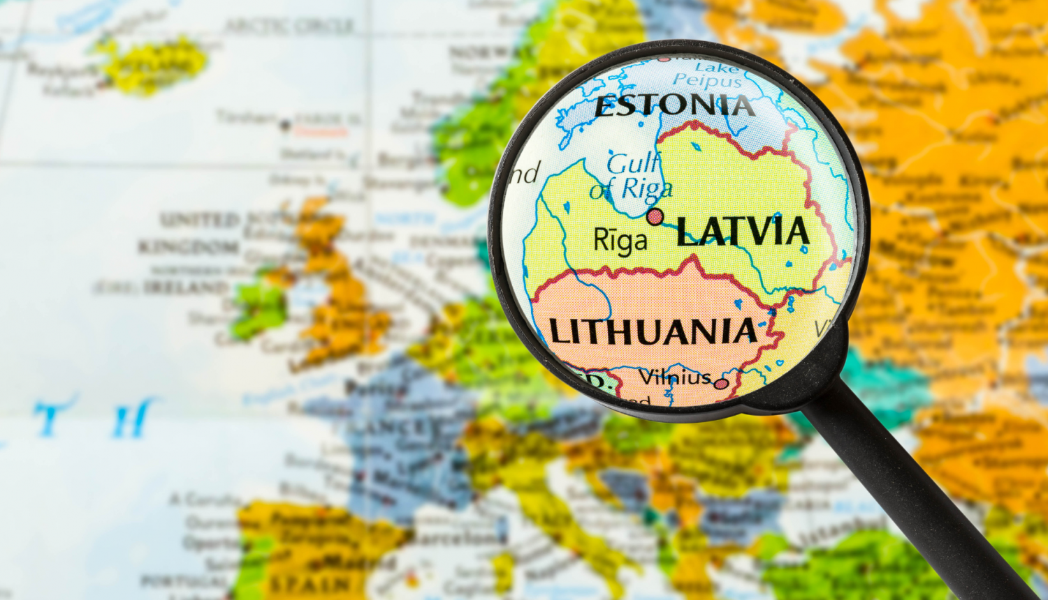 Pasaules karte ar pietuvinu lupu uz kartē atzīmētu Latvijas valsts kontūras